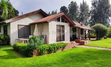 Leon Propiedades vende 4,4 has. a orilla de camino principal, sector Pataguilla, Curacaví.
