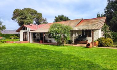 Leon Propiedades vende 4,4 has. a orilla de camino principal, sector Pataguilla, Curacaví.