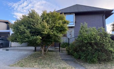 Hermosa y amplia casa en venta, Isla Teja Sur, Valdivia