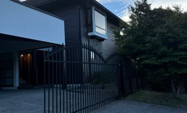 Hermosa y amplia casa en venta, Isla Teja Sur, Valdivia