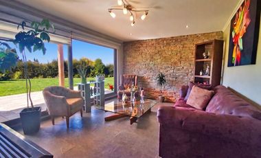 VENTA / ARRIENDO: CASA 4D+SSERVICIO, CON TERMOPANEL Y GRAN TERRENO EN CONDOMINIO DE LIRAY | UF 13.000