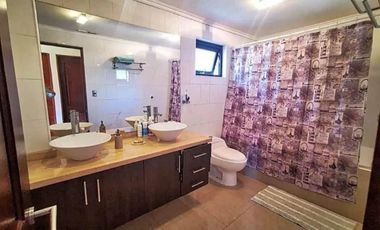 VENTA / ARRIENDO: CASA 4D+SSERVICIO, CON TERMOPANEL Y GRAN TERRENO EN CONDOMINIO DE LIRAY | UF 13.000