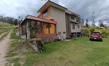 Casa con amplia área verde en el centro de Tarqui, 500m2 de terreno
