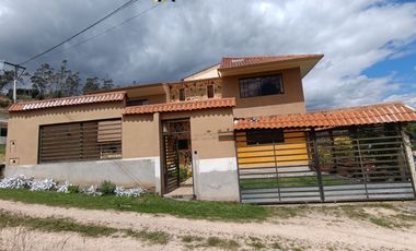 Casa con amplia área verde en el centro de Tarqui, 500m2 de terreno