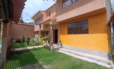 Casa con amplia área verde en el centro de Tarqui, 500m2 de terreno