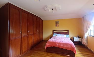 Casa con amplia área verde en el centro de Tarqui, 500m2 de terreno