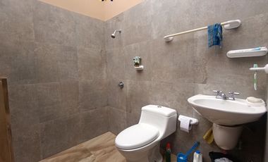 Casa con amplia área verde en el centro de Tarqui, 500m2 de terreno