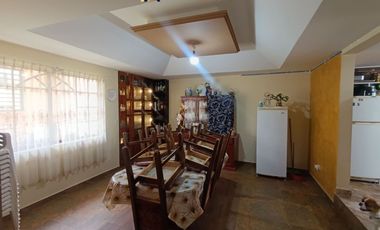 Casa con amplia área verde en el centro de Tarqui, 500m2 de terreno