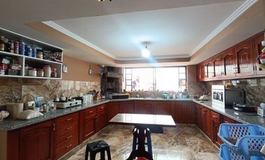 Casa con amplia área verde en el centro de Tarqui, 500m2 de terreno