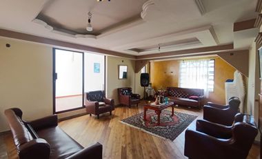 Casa con amplia área verde en el centro de Tarqui, 500m2 de terreno