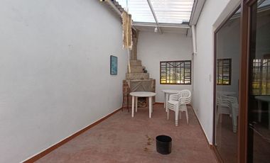 Casa con amplia área verde en el centro de Tarqui, 500m2 de terreno