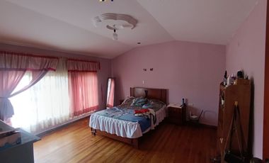 Casa con amplia área verde en el centro de Tarqui, 500m2 de terreno