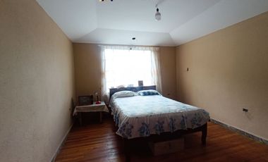 Casa con amplia área verde en el centro de Tarqui, 500m2 de terreno