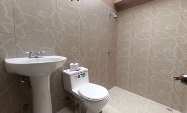Casa con amplia área verde en el centro de Tarqui, 500m2 de terreno