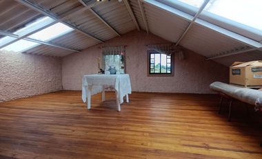 Casa con amplia área verde en el centro de Tarqui, 500m2 de terreno