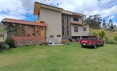 Casa con amplia área verde en el centro de Tarqui, 500m2 de terreno