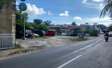 Dijual tanah strategis di kawasan Ungasan. Berada di pinggir jalan utama dengan lingkungan sekitar yang sudah berkembang.