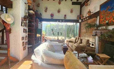 Venta de casa con amplio jardín en Avandaro