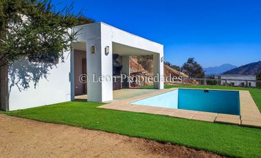 Leon Propiedades vende bonita casa en condominio, sector Miraflores, Curacaví.