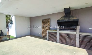 Leon Propiedades vende bonita casa en condominio, sector Miraflores, Curacaví.