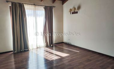 Leon Propiedades vende bonita casa en condominio, sector Miraflores, Curacaví.