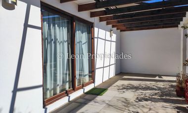 Leon Propiedades vende bonita casa en condominio, sector Miraflores, Curacaví.