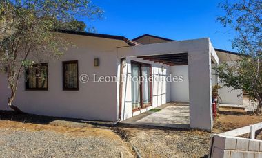 Leon Propiedades vende bonita casa en condominio, sector Miraflores, Curacaví.