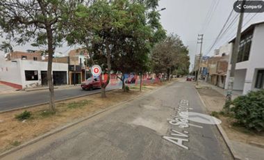 Alquilo Terreno Con Construcción Ubicado En Esquina Av Salvador Lara Y Túpac Amaru En Urb. Huerta Grande 200 M2 Zona Altamente Comercial - S/6,500