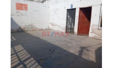 Alquilo Terreno Con Construcción Ubicado En Esquina Av Salvador Lara Y Túpac Amaru En Urb. Huerta Grande 200 M2 Zona Altamente Comercial - S/6,500