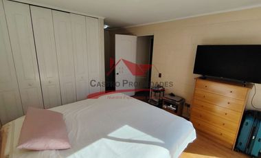 Hermosa Casa de Dos Pisos con 3 Dormitorios, 2 Baños, Sala de Estar, Villa Los Cantartos, Comuna de Quilicura.