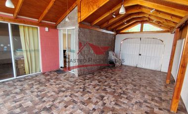 Hermosa Casa de Dos Pisos con 3 Dormitorios, 2 Baños, Sala de Estar, Villa Los Cantartos, Comuna de Quilicura.