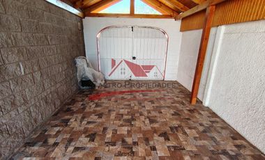 Hermosa Casa de Dos Pisos con 3 Dormitorios, 2 Baños, Sala de Estar, Villa Los Cantartos, Comuna de Quilicura.