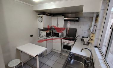 Hermosa Casa de Dos Pisos con 3 Dormitorios, 2 Baños, Sala de Estar, Villa Los Cantartos, Comuna de Quilicura.
