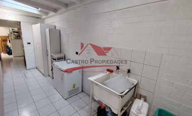 Hermosa Casa de Dos Pisos con 3 Dormitorios, 2 Baños, Sala de Estar, Villa Los Cantartos, Comuna de Quilicura.