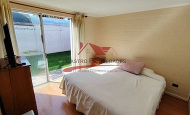Hermosa Casa de Dos Pisos con 3 Dormitorios, 2 Baños, Sala de Estar, Villa Los Cantartos, Comuna de Quilicura.