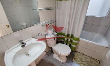 Hermosa Casa de Dos Pisos con 3 Dormitorios, 2 Baños, Sala de Estar, Villa Los Cantartos, Comuna de Quilicura.
