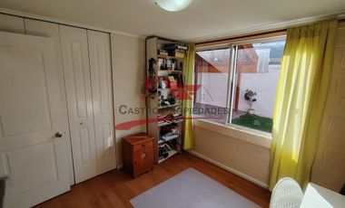 Hermosa Casa de Dos Pisos con 3 Dormitorios, 2 Baños, Sala de Estar, Villa Los Cantartos, Comuna de Quilicura.
