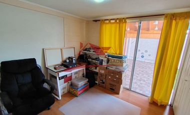 Hermosa Casa de Dos Pisos con 3 Dormitorios, 2 Baños, Sala de Estar, Villa Los Cantartos, Comuna de Quilicura.