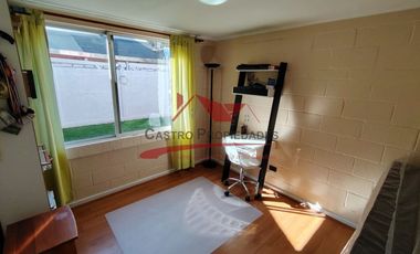 Hermosa Casa de Dos Pisos con 3 Dormitorios, 2 Baños, Sala de Estar, Villa Los Cantartos, Comuna de Quilicura.