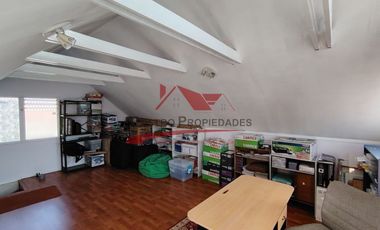 Hermosa Casa de Dos Pisos con 3 Dormitorios, 2 Baños, Sala de Estar, Villa Los Cantartos, Comuna de Quilicura.