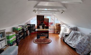 Hermosa Casa de Dos Pisos con 3 Dormitorios, 2 Baños, Sala de Estar, Villa Los Cantartos, Comuna de Quilicura.