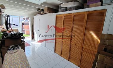 Hermosa Casa de Dos Pisos con 3 Dormitorios, 2 Baños, Sala de Estar, Villa Los Cantartos, Comuna de Quilicura.