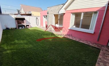 Hermosa Casa de Dos Pisos con 3 Dormitorios, 2 Baños, Sala de Estar, Villa Los Cantartos, Comuna de Quilicura.