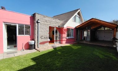 Hermosa Casa de Dos Pisos con 3 Dormitorios, 2 Baños, Sala de Estar, Villa Los Cantartos, Comuna de Quilicura.