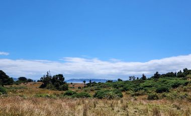 Parcela con vista al mar y acceso a playa en Quenac, Chiloé