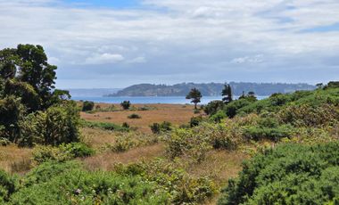 Parcela con vista al mar y acceso a playa en Quenac, Chiloé