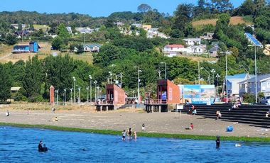 Parcela con vista al mar y acceso a playa en Quenac, Chiloé