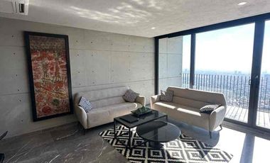 🚩  Rento departamento  AMUEBLADO en la torre Lumier en piso 32 ,León  Gto.

Renta 💲$45,000 c/mtto

Sala
Comedor
2 recamara la principal con  baño completo y vestidor
Terraza
2 cajon de estacionamiento 
🪇
Amenidades:
Recepcion 
Hay gimnasio completo 
Spa con jacuzzis
2 cajones de estacionamiento 
Restaurante 
Rooftop
Alberca

Ubicada   al norte de León Gto,  con ubicación  exclusiva  y vistas panorámicas  de lujo,  cerca  de plaza  mayor y en la zona  dorada  de León Gto