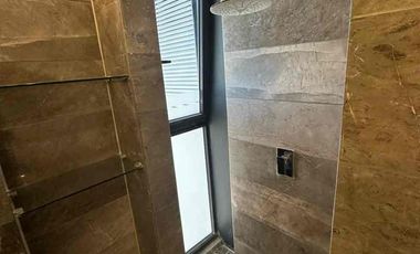 🚩  Rento departamento  AMUEBLADO en la torre Lumier en piso 32 ,León  Gto.

Renta 💲$45,000 c/mtto

Sala
Comedor
2 recamara la principal con  baño completo y vestidor
Terraza
2 cajon de estacionamiento 
🪇
Amenidades:
Recepcion 
Hay gimnasio completo 
Spa con jacuzzis
2 cajones de estacionamiento 
Restaurante 
Rooftop
Alberca

Ubicada   al norte de León Gto,  con ubicación  exclusiva  y vistas panorámicas  de lujo,  cerca  de plaza  mayor y en la zona  dorada  de León Gto