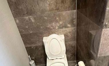 🚩  Rento departamento  AMUEBLADO en la torre Lumier en piso 32 ,León  Gto.

Renta 💲$45,000 c/mtto

Sala
Comedor
2 recamara la principal con  baño completo y vestidor
Terraza
2 cajon de estacionamiento 
🪇
Amenidades:
Recepcion 
Hay gimnasio completo 
Spa con jacuzzis
2 cajones de estacionamiento 
Restaurante 
Rooftop
Alberca

Ubicada   al norte de León Gto,  con ubicación  exclusiva  y vistas panorámicas  de lujo,  cerca  de plaza  mayor y en la zona  dorada  de León Gto